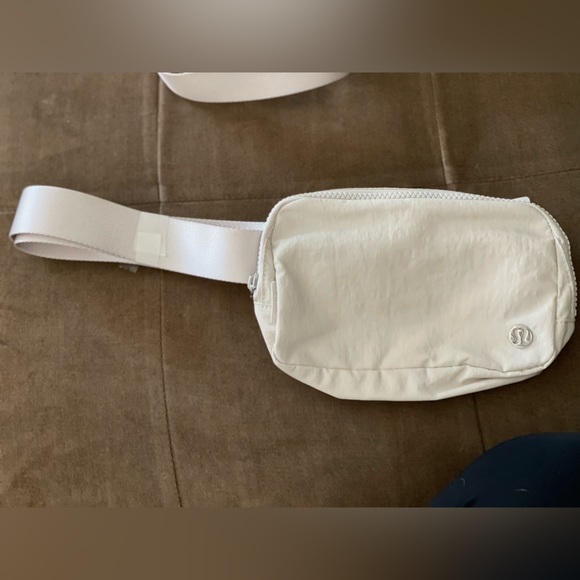 NWT Lululemon Everyday Belt Bag - Picture 3 of 3